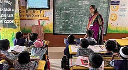 மத்திய அரசுப் பள்ளிகளில் 13,000 ஆசிரியர் பணியிடங்கள் காலியாக உள்ளன: கல்வித்துறை